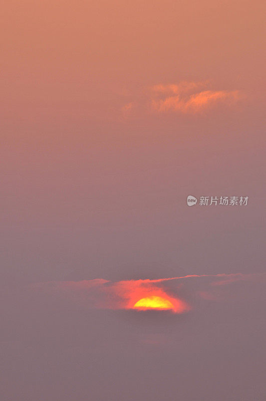 耀眼的太阳在金色的天空