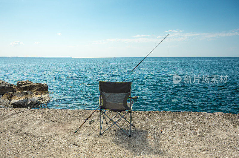 运动钓鱼-钓鱼椅与鱼竿和卷轴在海上