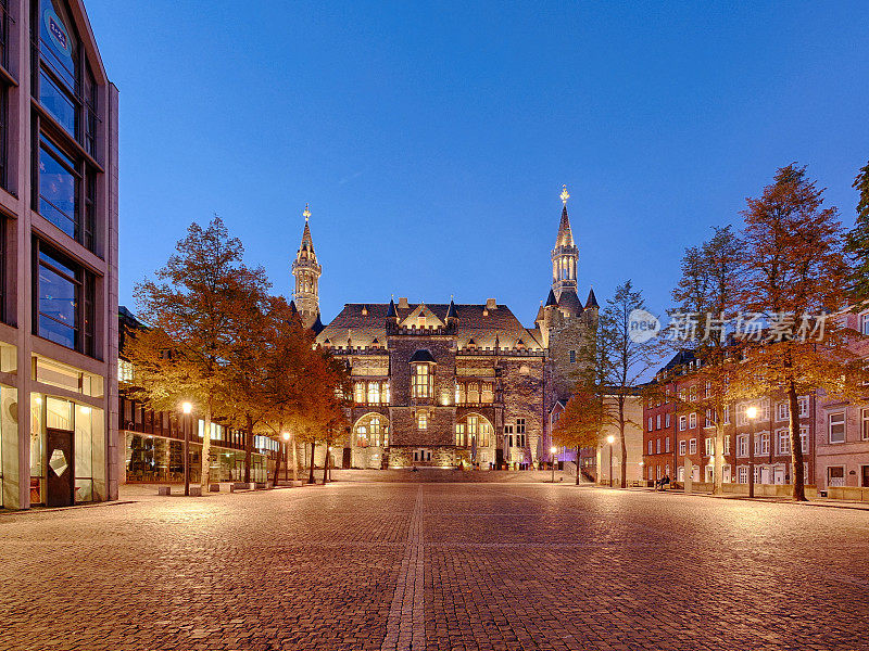 亚琛镇广场与市政厅建筑