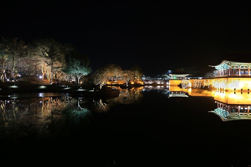 韩国庆州的一个古老宫殿的夜景