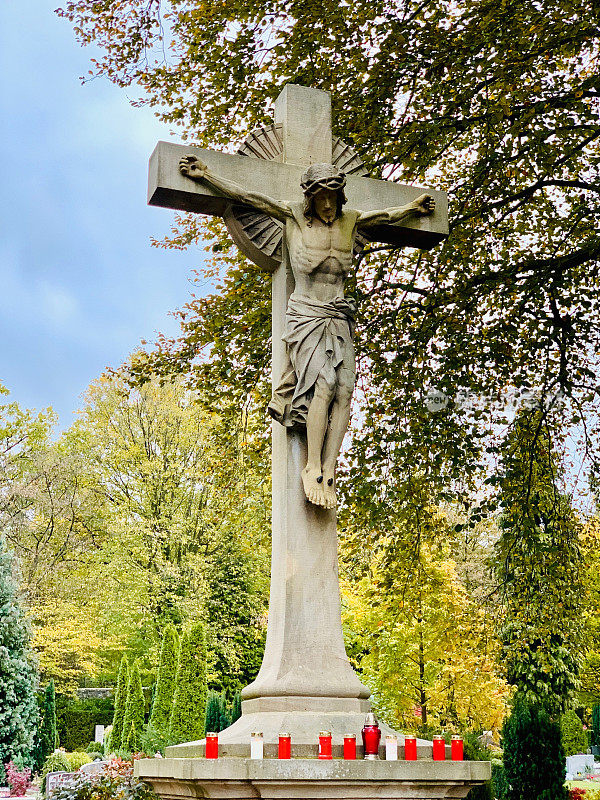 德国公墓上的耶稣十字架雕塑
