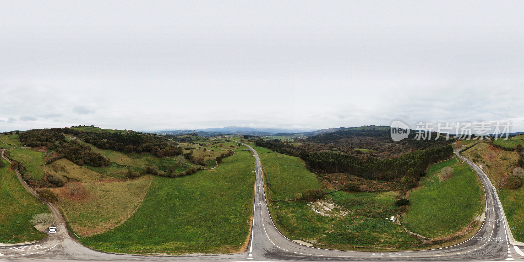 360?等矩形的绿色乡村地区的道路全景图