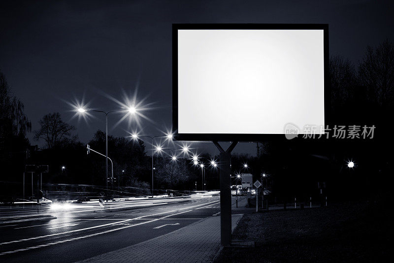 夜晚城市街道上的空白广告牌
