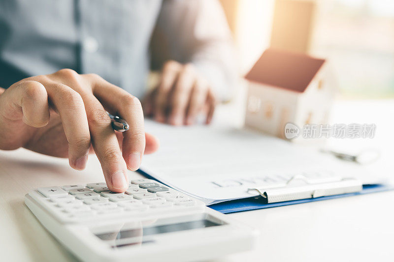 房屋中介使用计算器计算每个月客户的贷款期限。