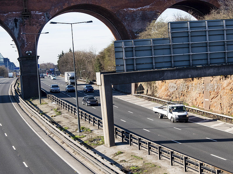 英国高速公路上的白色平背货车