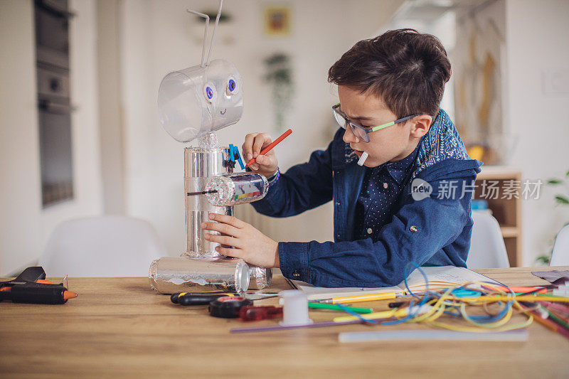 聪明的男孩为学校的科学项目制作机器人