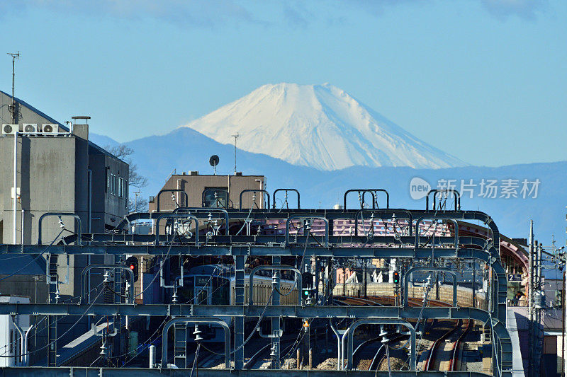 富士山:东京住宅区的晨景