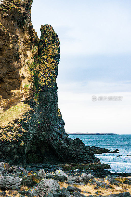 崎岖的火山景观Lóndrangar海滩在Snaefellsjokull冰岛