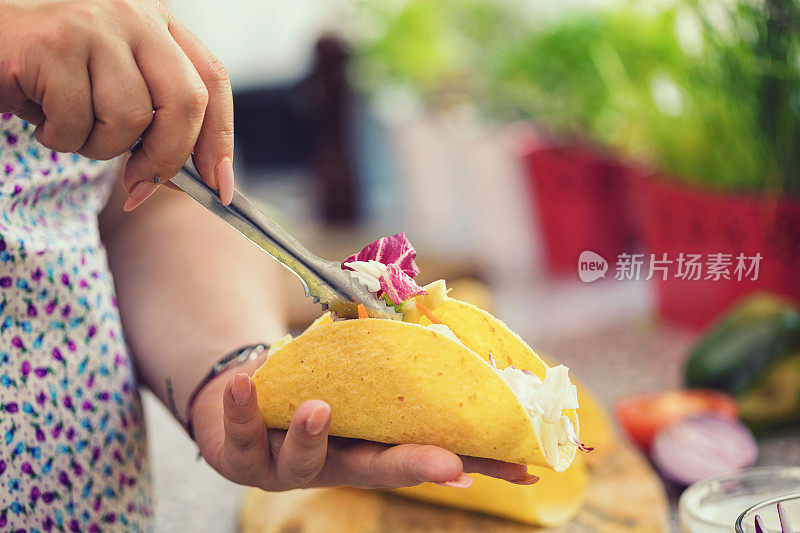 准备玉米饼配辣鳄梨沙拉和虾