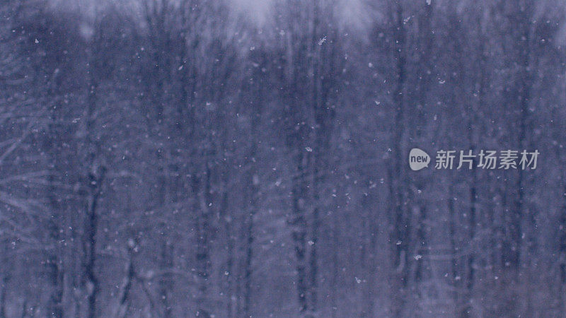 冬季仙境。的雪山风景