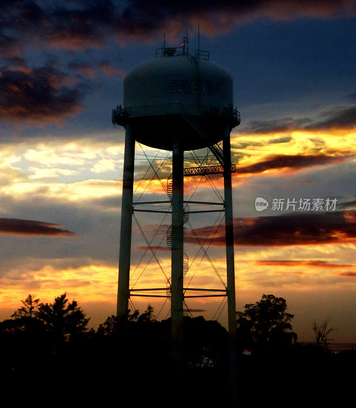 日落时分，纽约长岛格林波特村的水塔