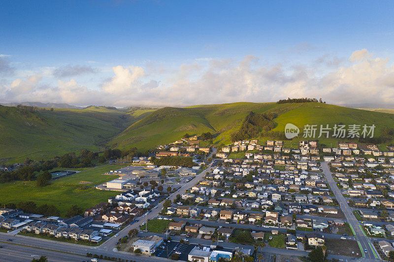 莫罗湾山坡上五颜六色的房子。