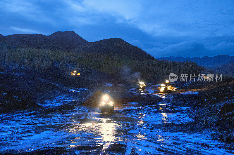 黎明，土方工程，装载机，推土机，高地上的雨天