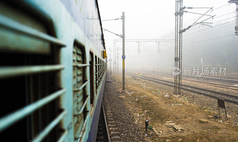 在印度新德里污染的城市，透过车窗看到的景象。印度铁路常被称为nationÓ的Òtransport生命线，是世界第四大铁路网。