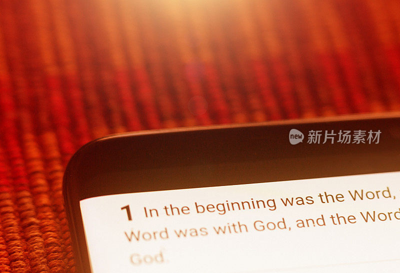 起初是这样的:创世记圣经经节出现在手机屏幕上