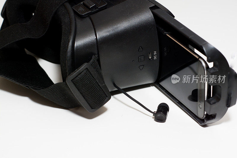 虚拟现实耳机与智能手机玩游戏