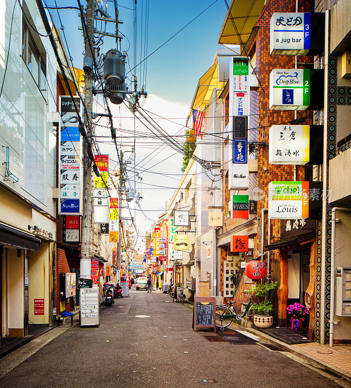 神户日本巷子景观与大量广告的商店和餐馆