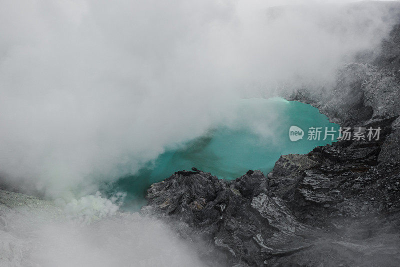 伊真火山和硫磺矿的鸟瞰图