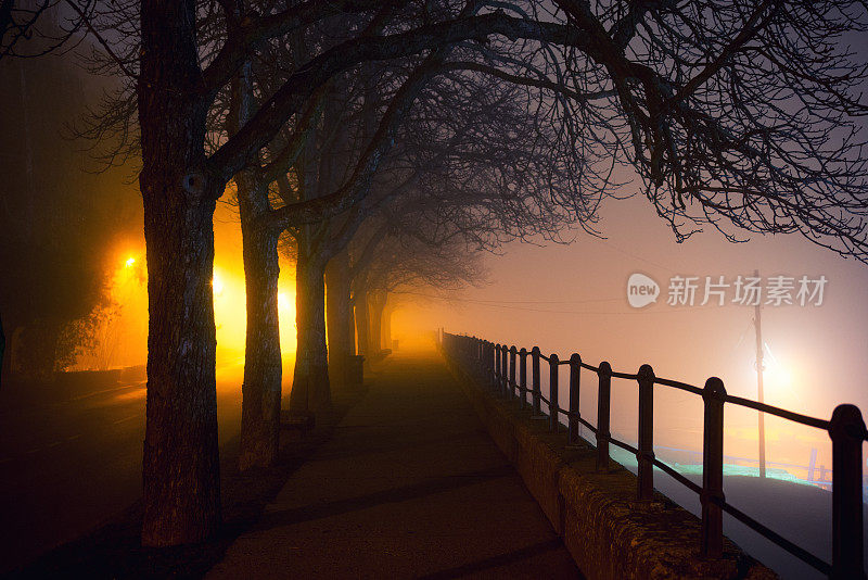 有雾的冬夜，空荡荡的人行道