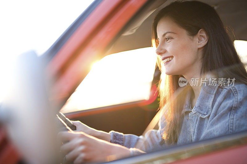 女人开着她的红车