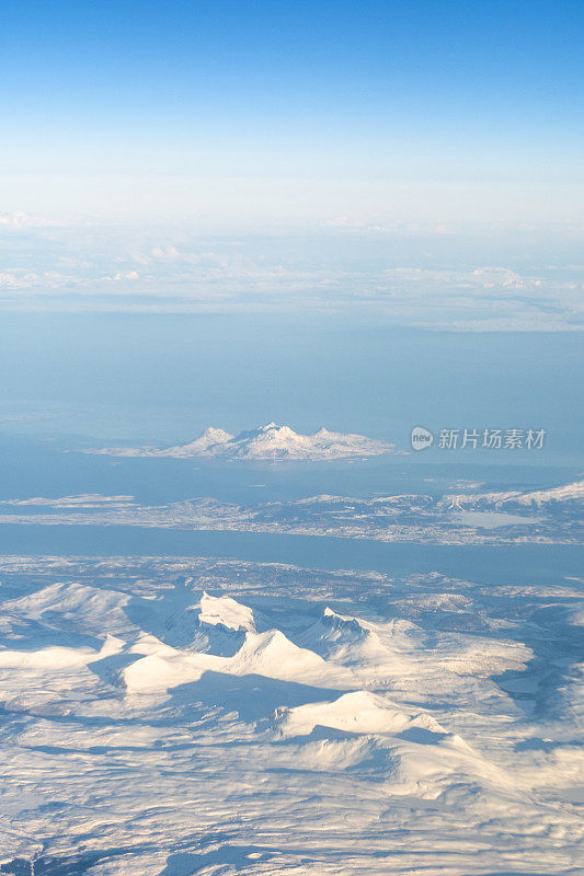 雪挪威鸟瞰图积雪覆盖的山脉和峡湾在挪威北部