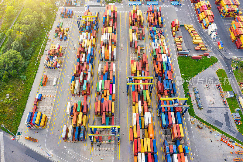 鸟瞰图，大面积堆叠的货物集装箱在港口。