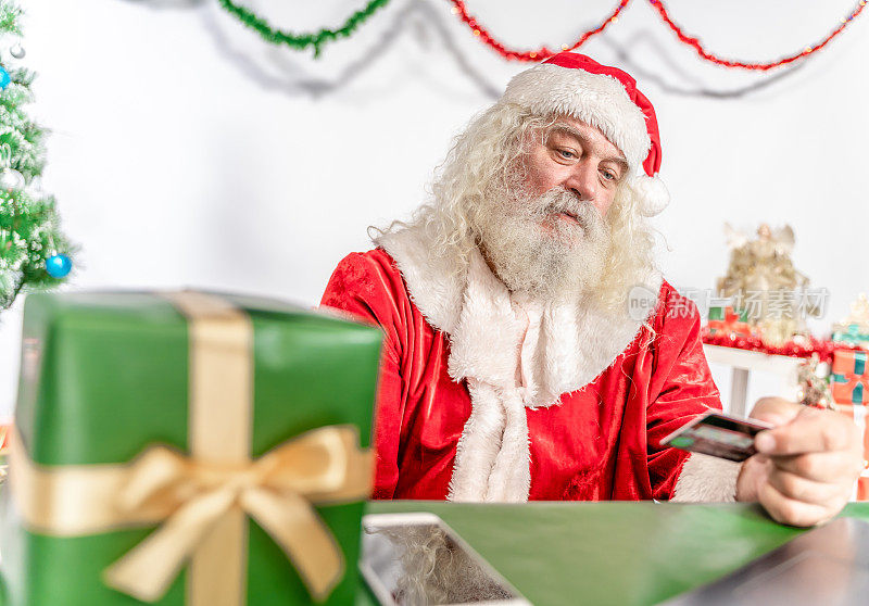 圣诞老人在查他的信用卡号码