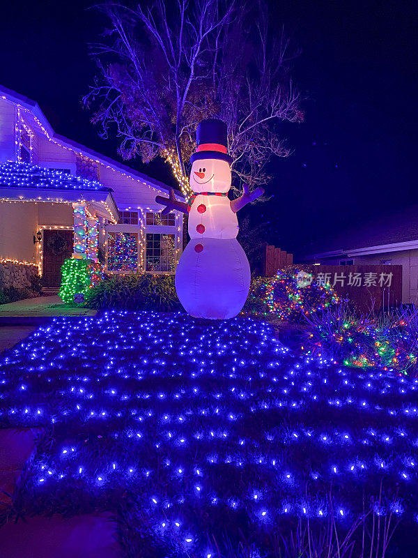 为圣诞节和新年除夕装饰和照明的房子在晚上，加利福尼亚
