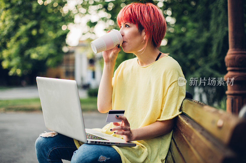 在外面喝咖啡的都市女孩