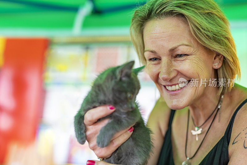 带着小猫的快乐成熟女人