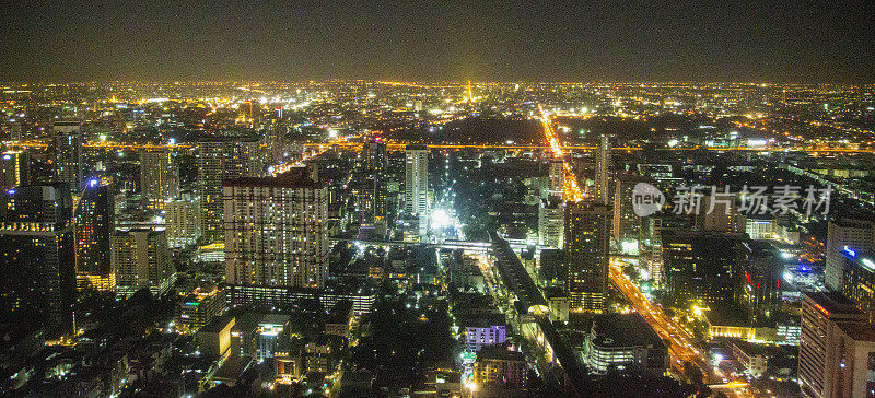 夜晚的曼谷灯火通明，街道繁忙。
