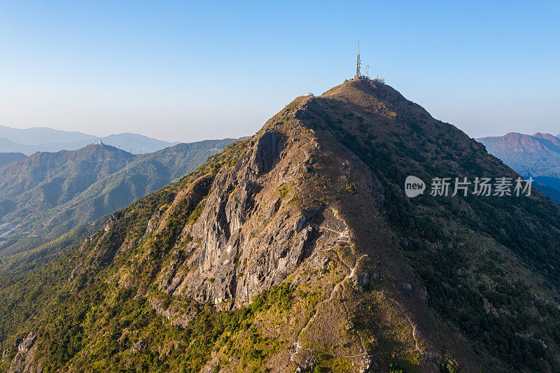 日落时分的山谷。香港的夏日自然景观