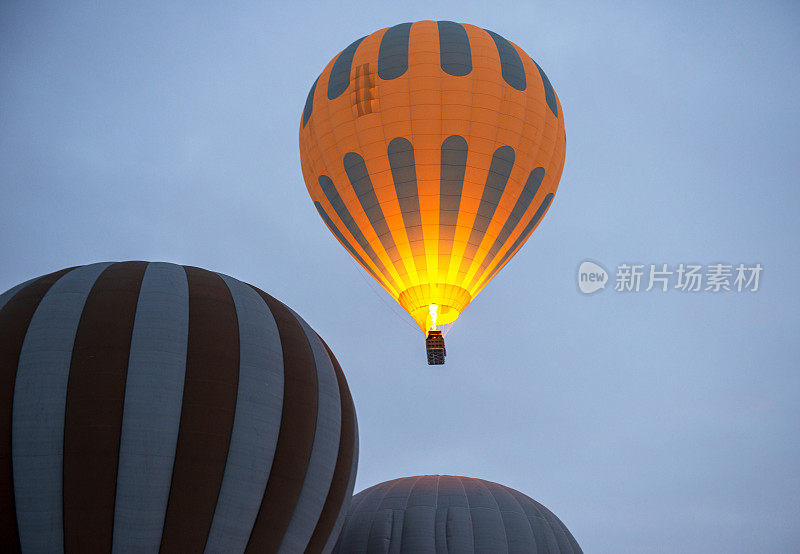 热气球飞过卡帕多西亚