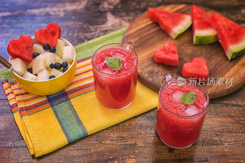用西瓜、西瓜和秋莓做成的水果沙拉，配上西瓜汁