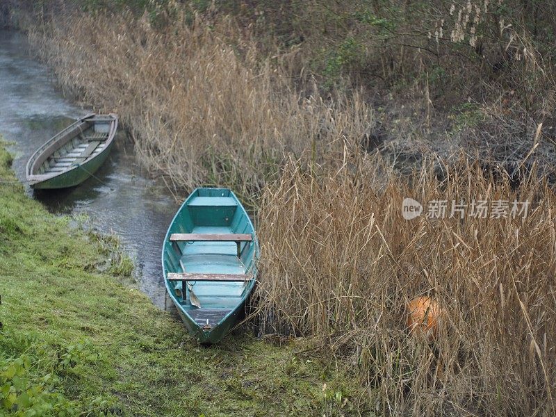 船在运河