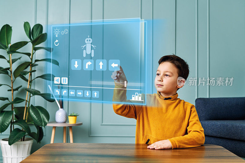 虚拟屏幕上的未来儿童编程机器人。