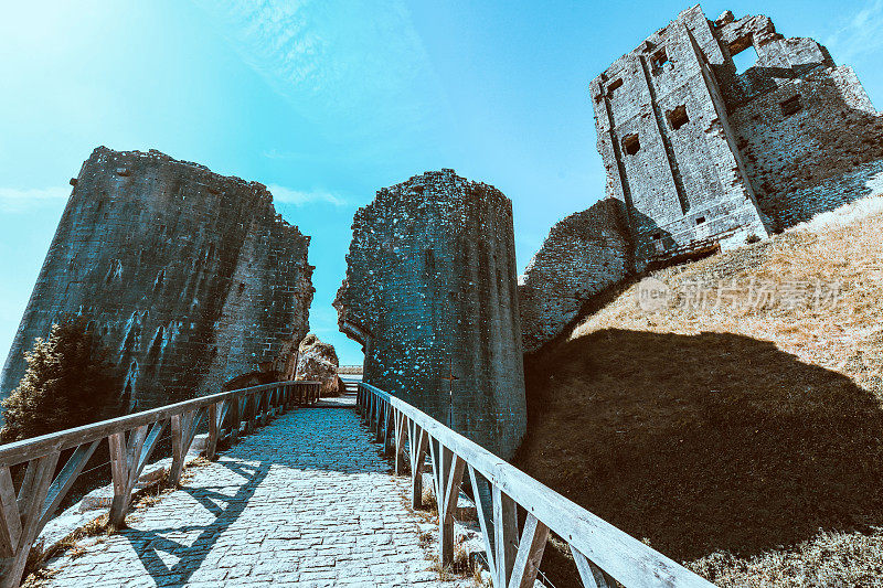 通往考夫城堡遗址的护城桥