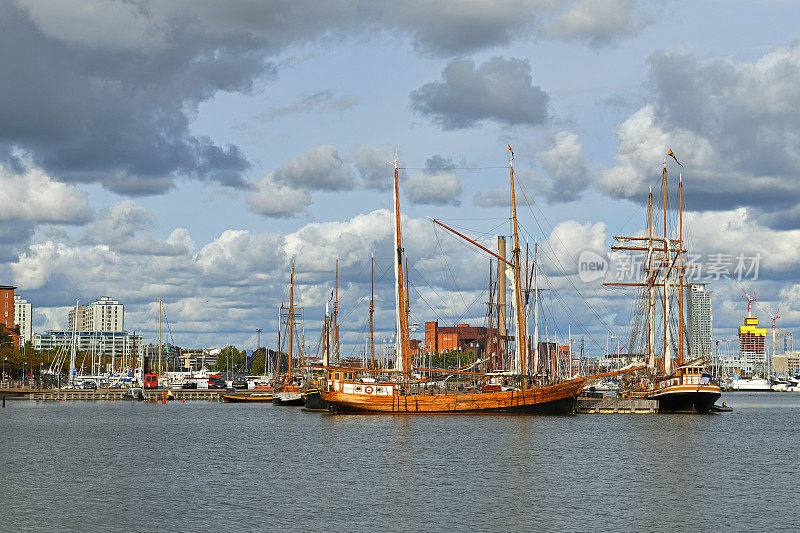 北港航行码头附近的旧帆船。芬兰赫尔辛基