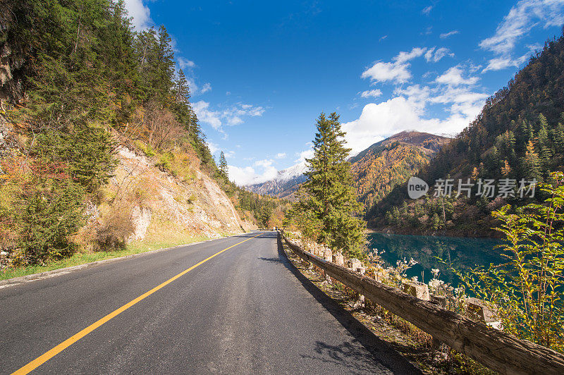 观赏风景优美的木山和湖泊景观，中国九寨沟国家公园