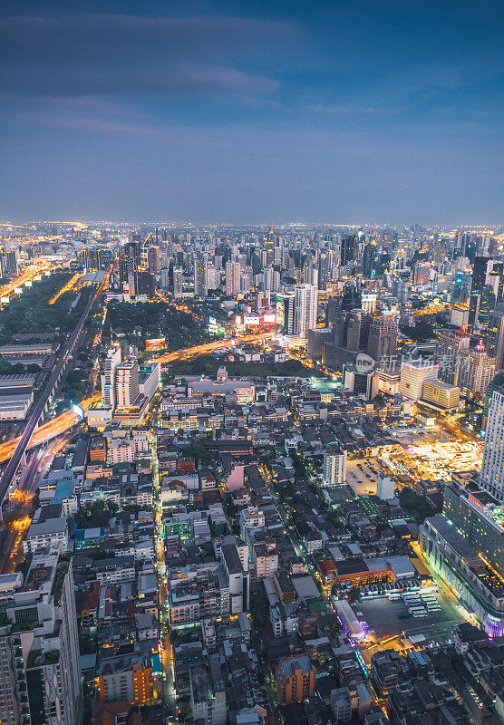 城市景观商业区(baiyok,Ratchaprarop,patunam曼谷，泰国)鸟瞰高层建筑在黄昏