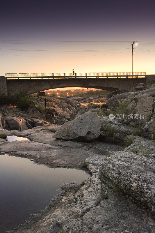 洛斯沙司河上的桥在洛斯卡琼斯地区。米娜·克拉维罗，特拉斯拉塞拉谷，科尔多瓦，阿根廷。