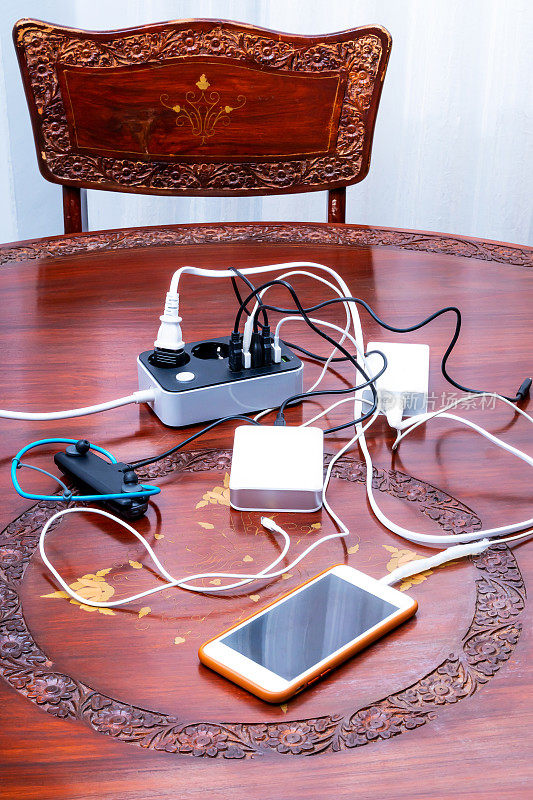 几台设备用不同的电缆充电