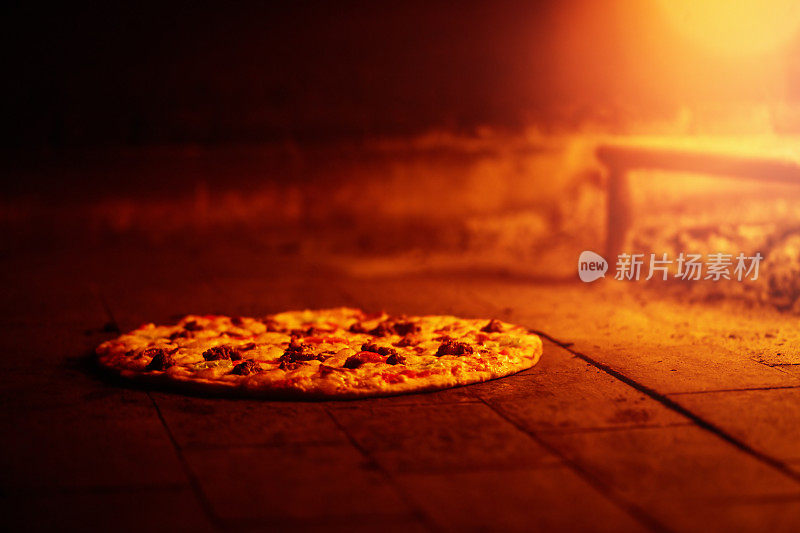 美味的披萨在木火烤箱烤