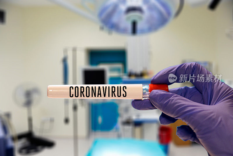 医生在医院拿着冠状病毒试管