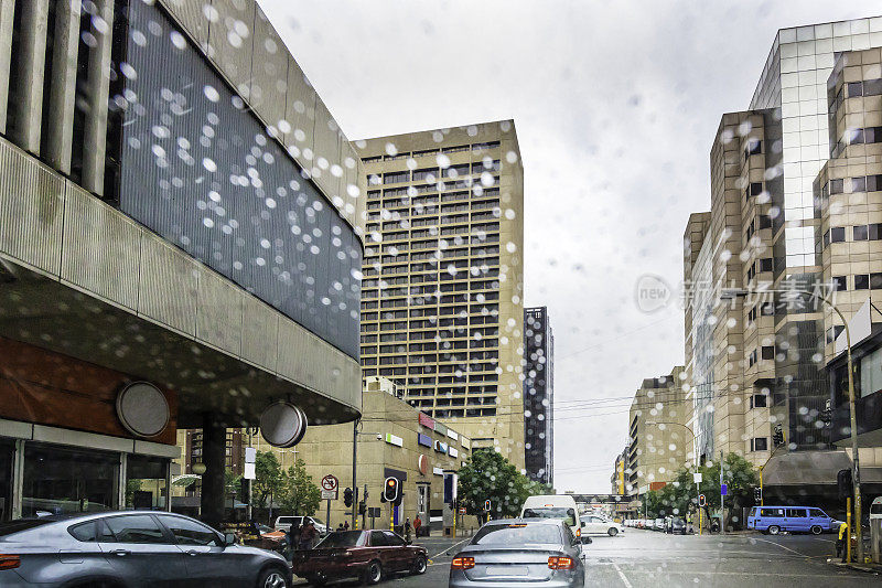 约翰内斯堡市中心在雨中交通堵塞