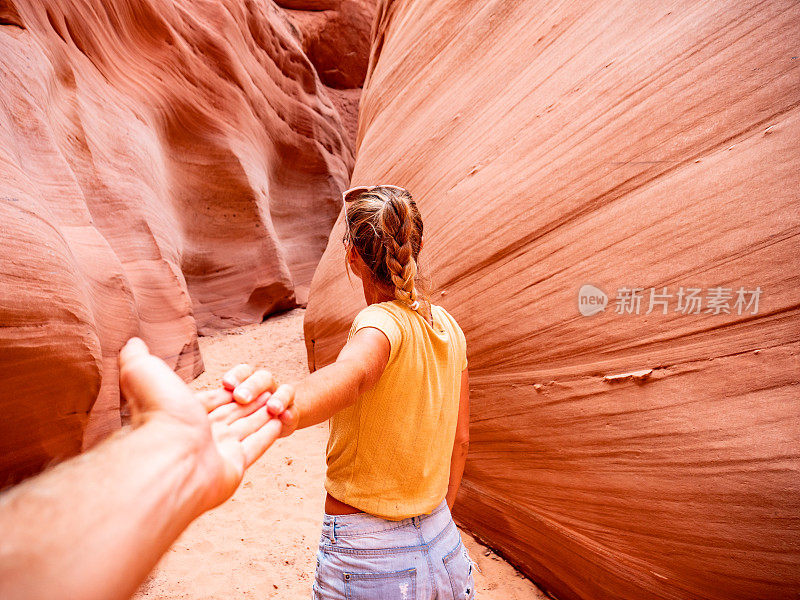 在美国亚利桑那州的狭缝峡谷里，一对手牵着手的夫妇