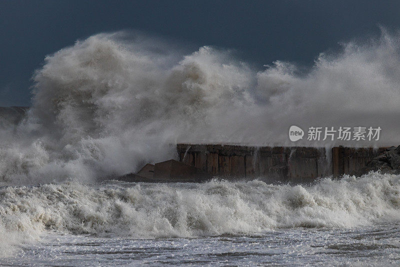 在飓风格洛里亚期间巴塞罗那海滩的风