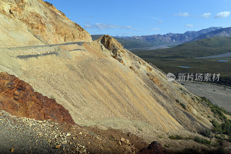 阿拉斯加公路上的岩石在滑落