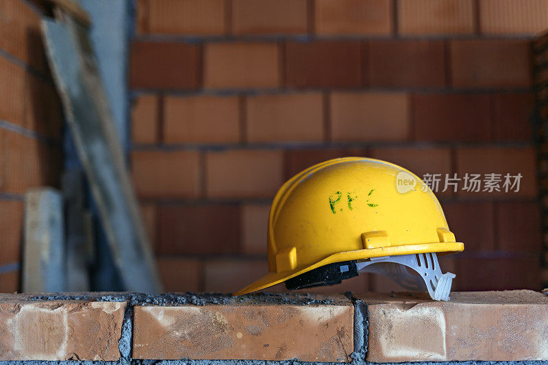 黄色安全建筑工人。侧视图