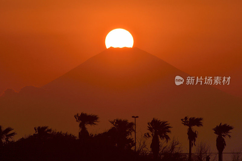 神奈川县三浦半岛富士山上的日落